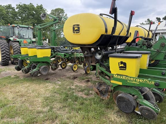 Image of John Deere 1770 equipment image 1