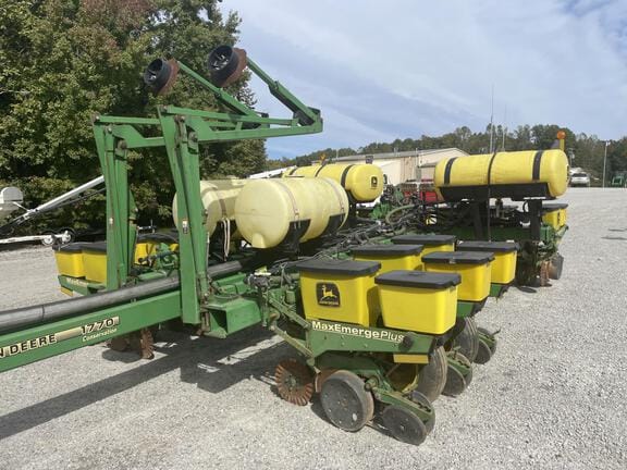 2001 John Deere 1770 Equipment Image0