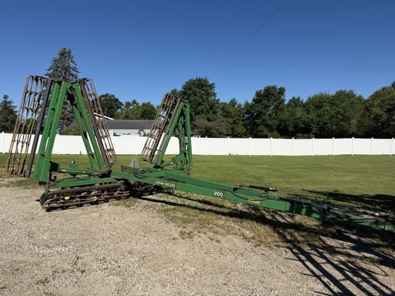 Image of John Deere 200 equipment image 1