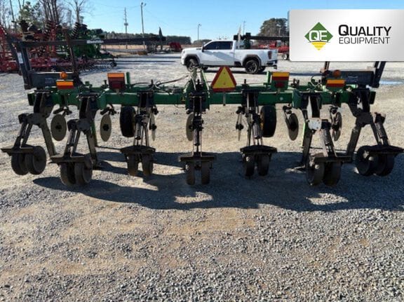 2001 John Deere 2100 Equipment Image0