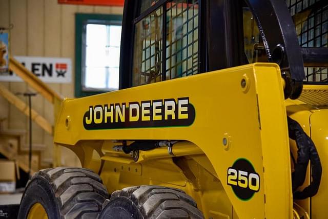 Image of John Deere 250 equipment image 3