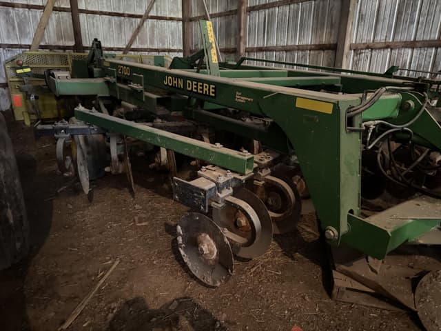 Image of John Deere 2700 equipment image 1