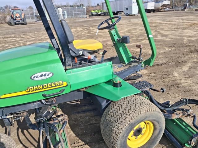 Image of John Deere 3215B equipment image 1