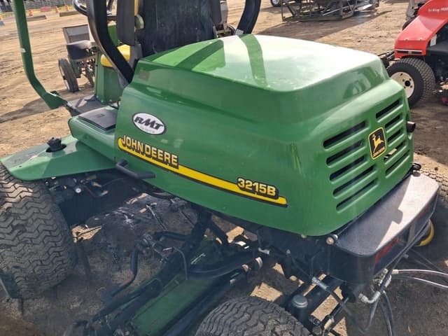 Image of John Deere 3215B equipment image 4