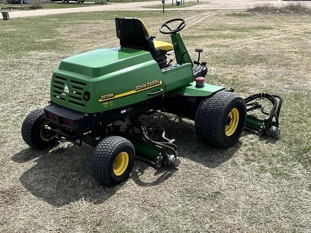 Image of John Deere 3235B equipment image 4