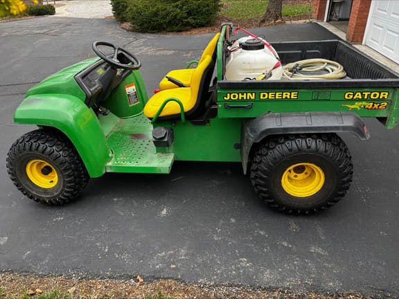 Image of John Deere Gator 4X2 equipment image 1