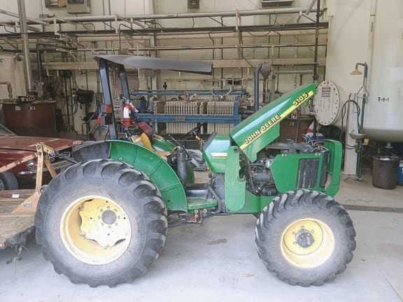 2001 John Deere 5105 Equipment Image0