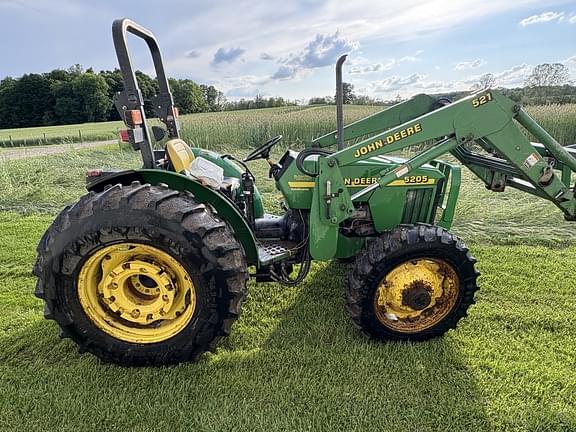 Image of John Deere 5205 equipment image 2