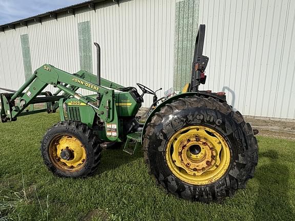 Image of John Deere 5205 equipment image 1