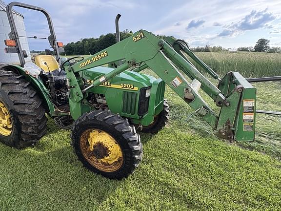 Image of John Deere 5205 equipment image 3