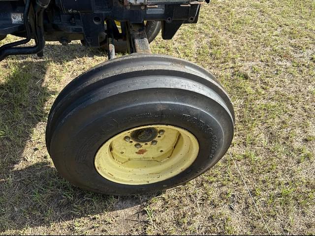 Image of John Deere 5205 equipment image 4