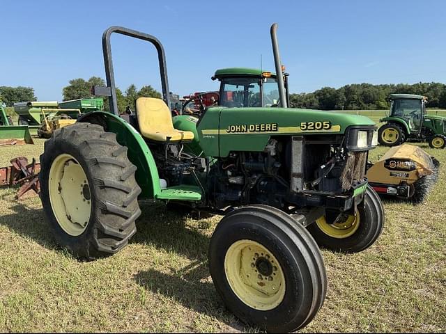 Image of John Deere 5205 equipment image 2