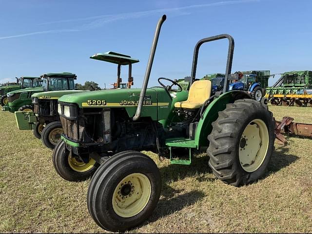 Image of John Deere 5205 equipment image 1