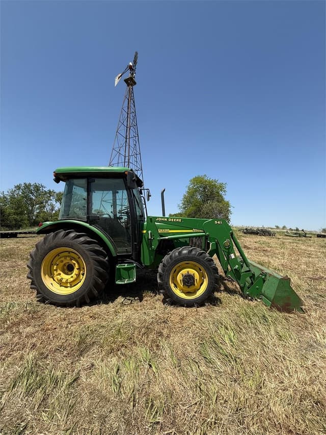 Image of John Deere 5520 equipment image 1