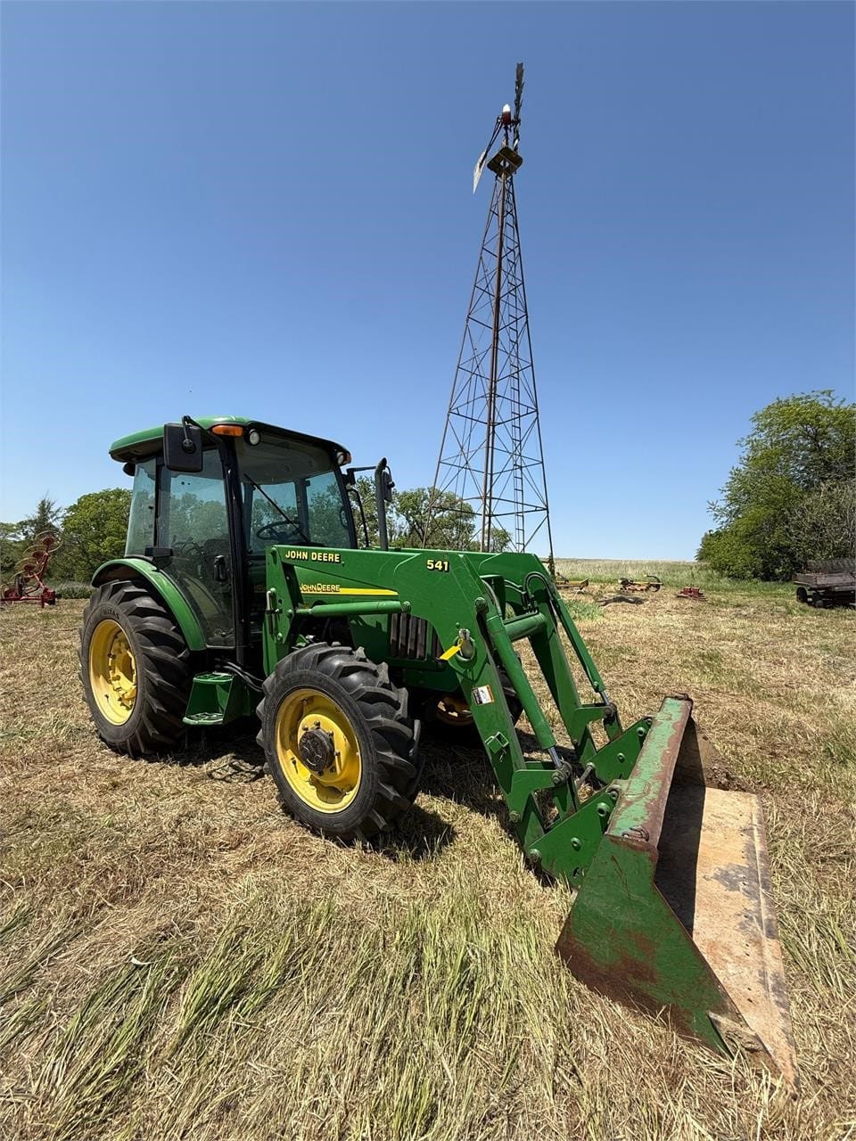 2001 John Deere 5520 Equipment Image0