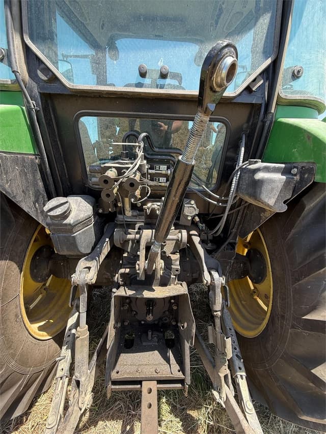 Image of John Deere 5520 equipment image 4