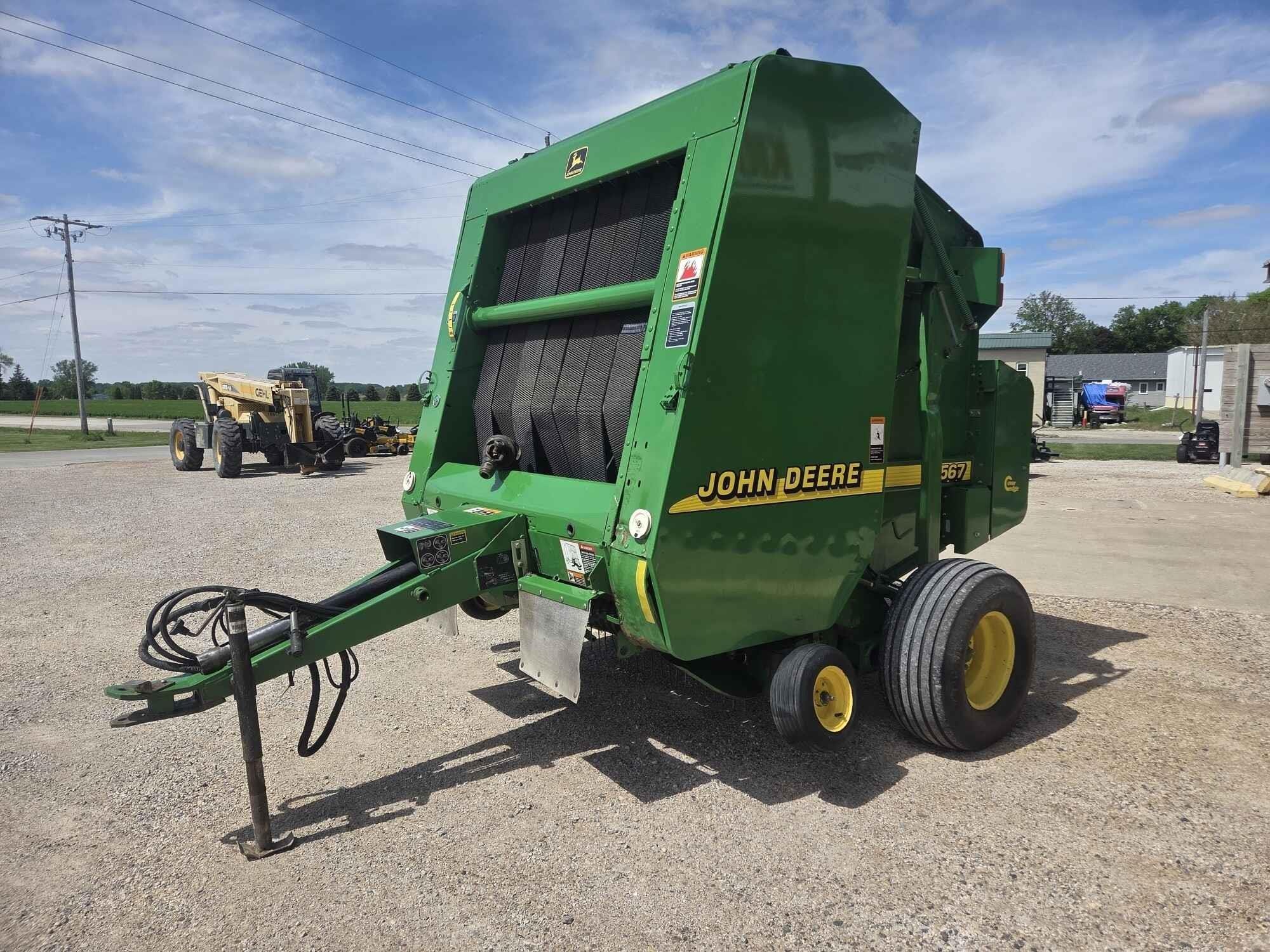 2001 John Deere 567 Equipment Image0
