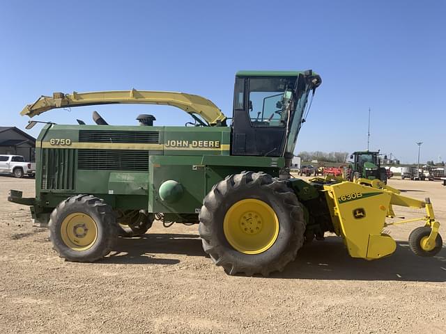 Image of John Deere 6750 equipment image 1