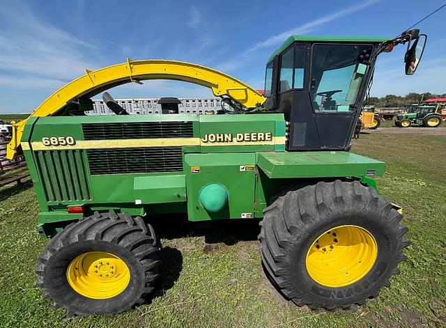 Image of John Deere 6850 equipment image 3