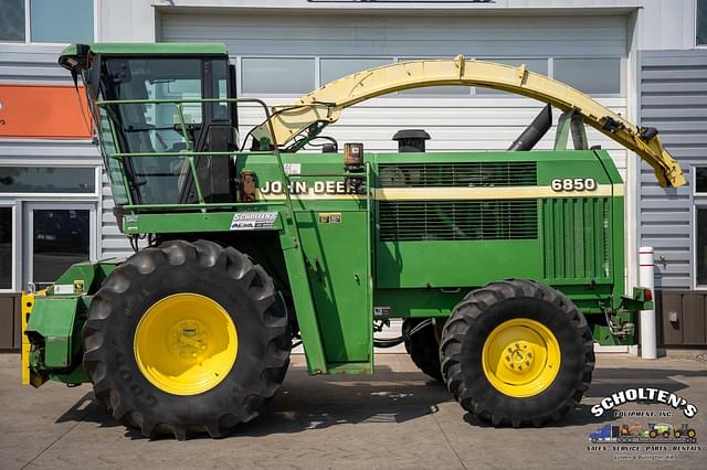 Image of John Deere 6850 equipment image 1