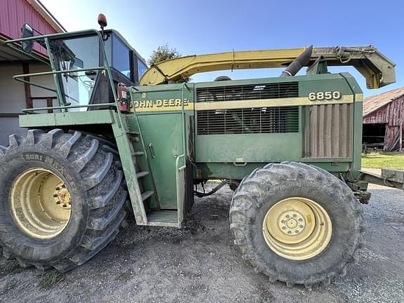 Image of John Deere 6850 equipment image 1