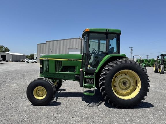 Image of John Deere 7210 equipment image 1