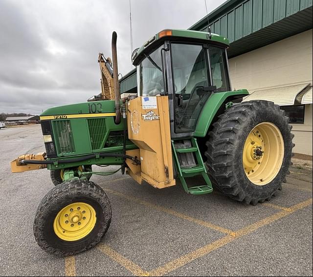 Image of John Deere 7210 equipment image 1