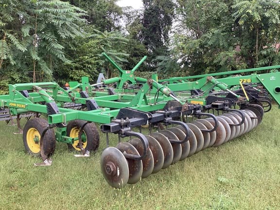 Image of John Deere 726 equipment image 3