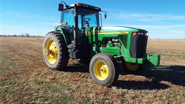 Image of John Deere 8210 equipment image 1