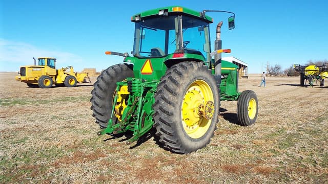 Image of John Deere 8210 equipment image 2