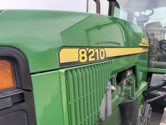 Image of John Deere 8210 equipment image 1