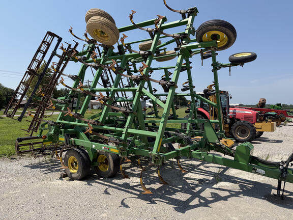 2001 John Deere 980 Equipment Image0