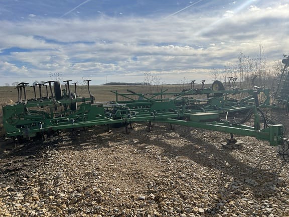 2001 John Deere 985 Equipment Image0