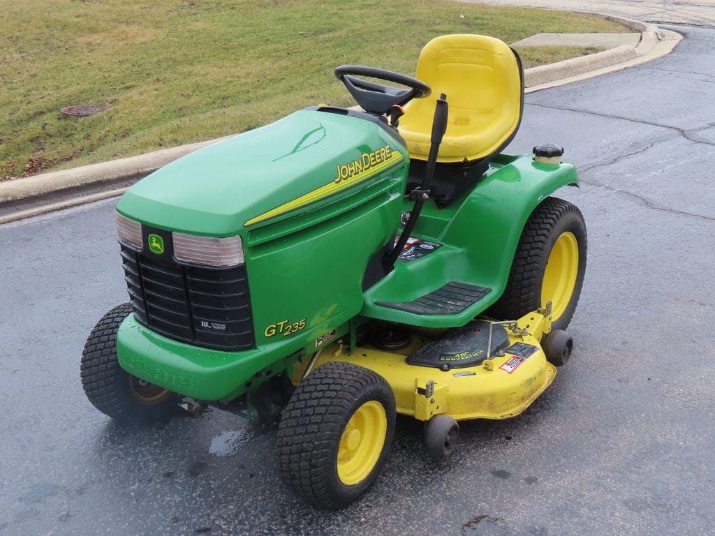2001 John Deere GT235 Equipment Image0