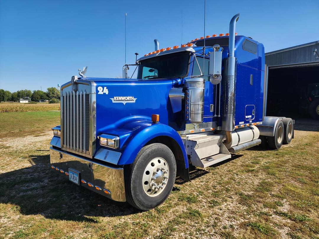 Image of Kenworth W900L Primary image
