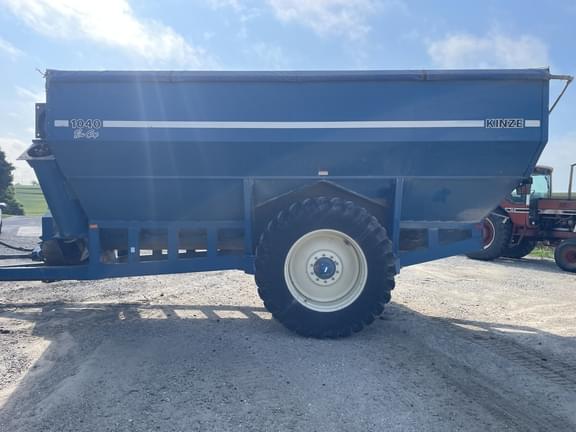 Image of Kinze 1040 equipment image 1