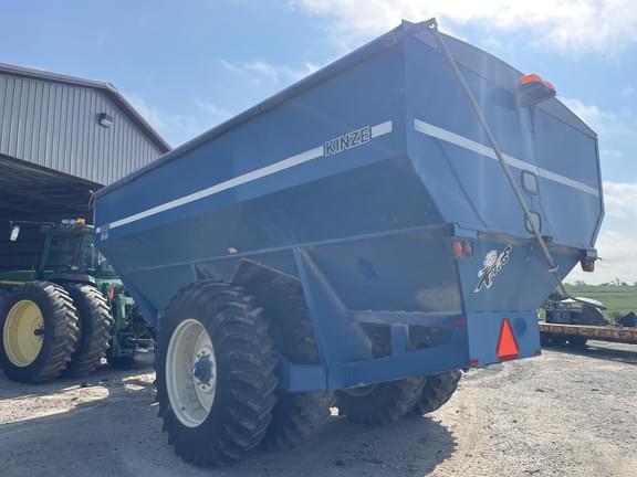 Image of Kinze 1040 equipment image 2