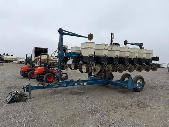 2001 Kinze 3500 Equipment Image0
