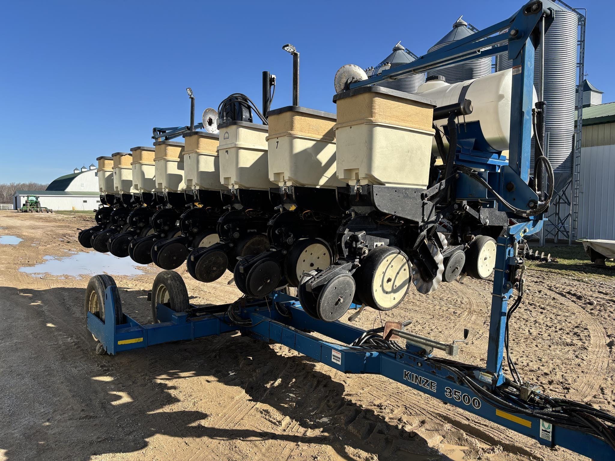 2001 Kinze 3500 Equipment Image0