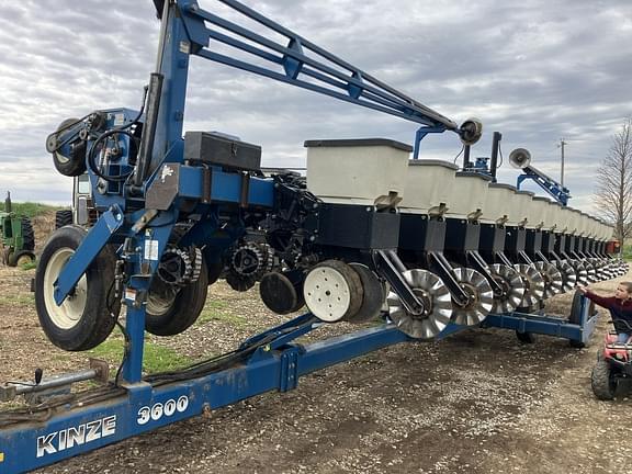 Image of Kinze 3600 equipment image 1