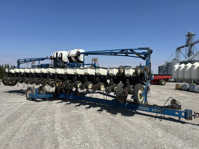 Image of Kinze 3600 equipment image 1