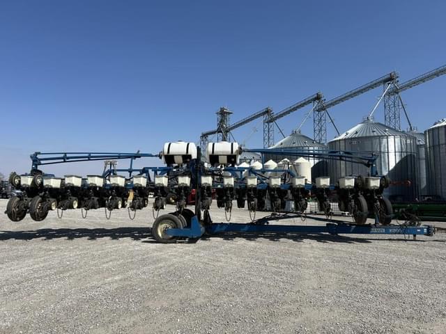 Image of Kinze 3600 equipment image 3