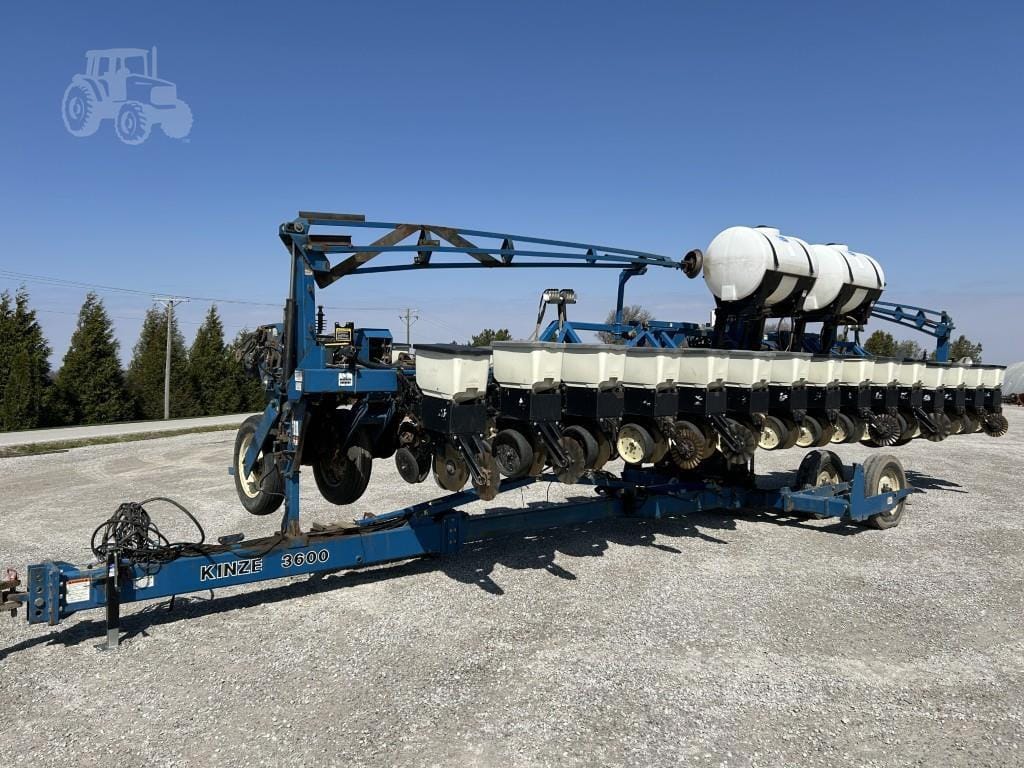 2001 Kinze 3600 Equipment Image0