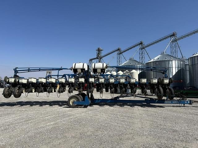 Image of Kinze 3600 equipment image 3