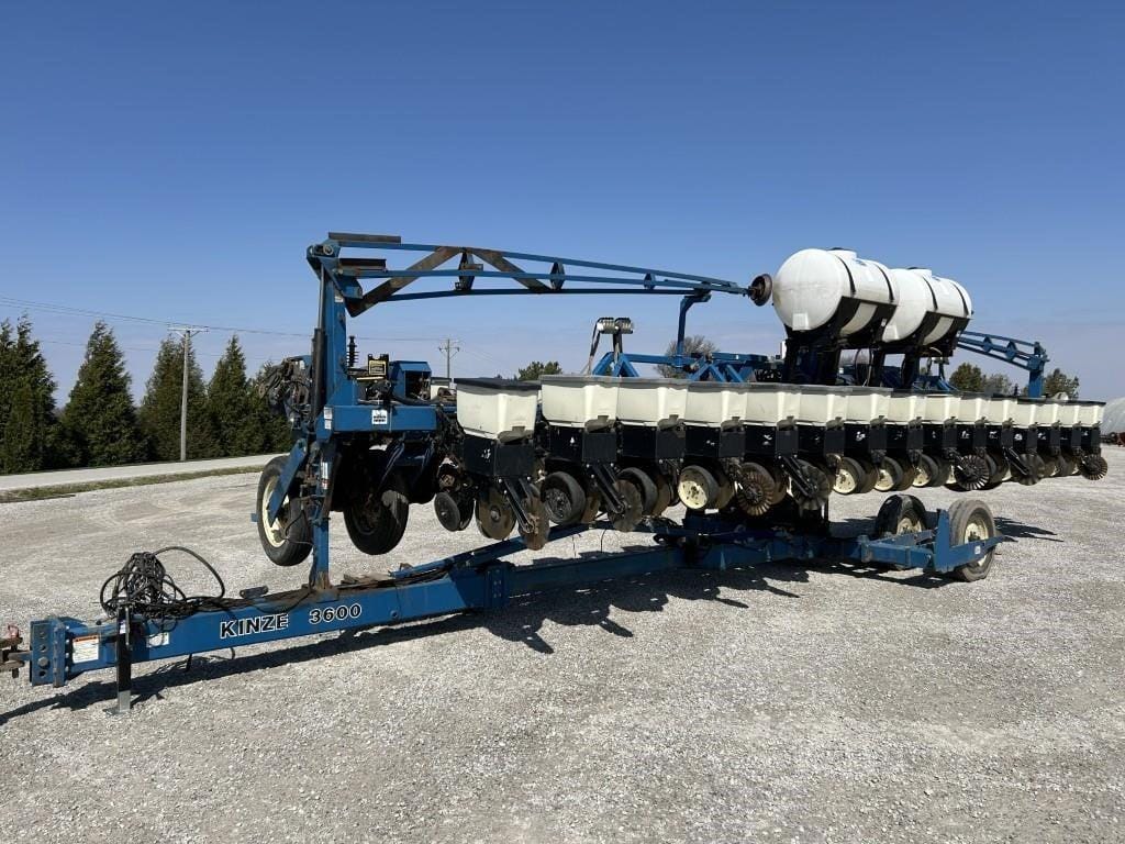 2001 Kinze 3600 Equipment Image0