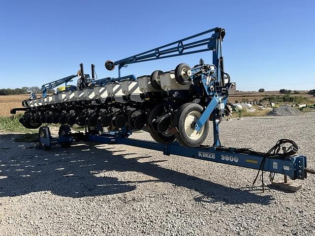 Image of Kinze 3600 equipment image 2