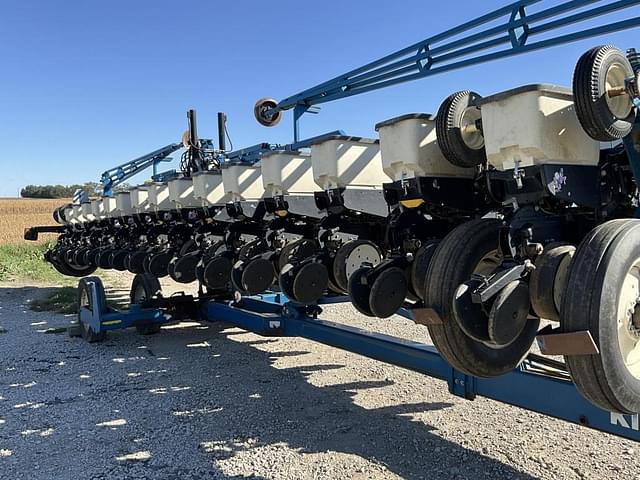 Image of Kinze 3600 equipment image 3