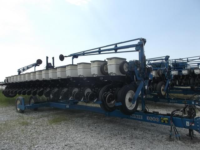 Image of Kinze 3600 equipment image 3