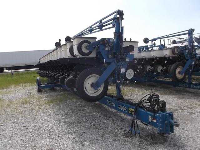 Image of Kinze 3600 equipment image 2