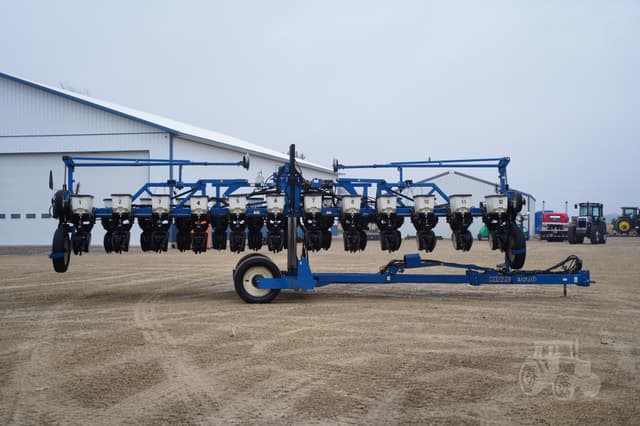 Image of Kinze 3600 equipment image 3